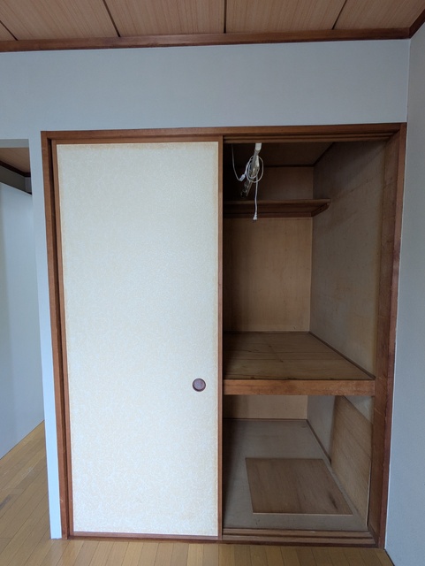 収納　※クリーニング前の写真です。