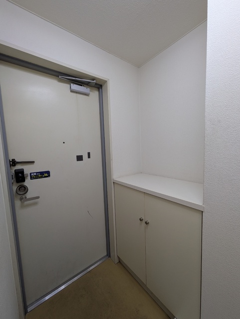 玄関　※クリーニング前の写真です。