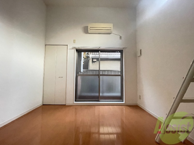 居室・リビング　６帖の洋室です。生活のメインとなる部屋ですね。