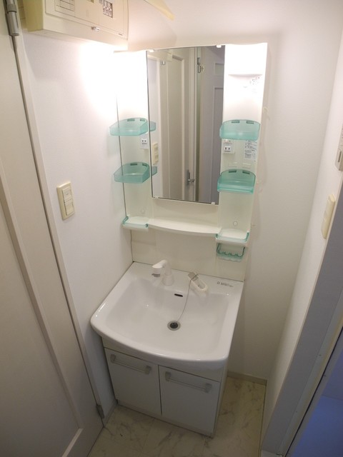 洗面設備　同物件の反転タイプ写真です。