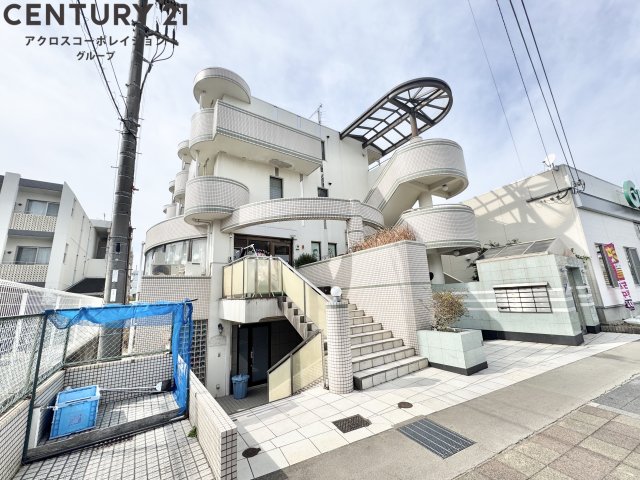 建物外観　敷地内に駐輪場、駐車場があります