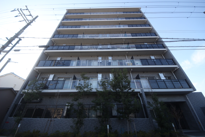 建物外観　季節の花が楽しめる西山荘ゆとり道沿い。