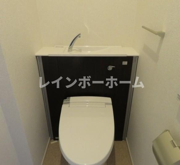 トイレ　落ち着いた色調のトイレです
