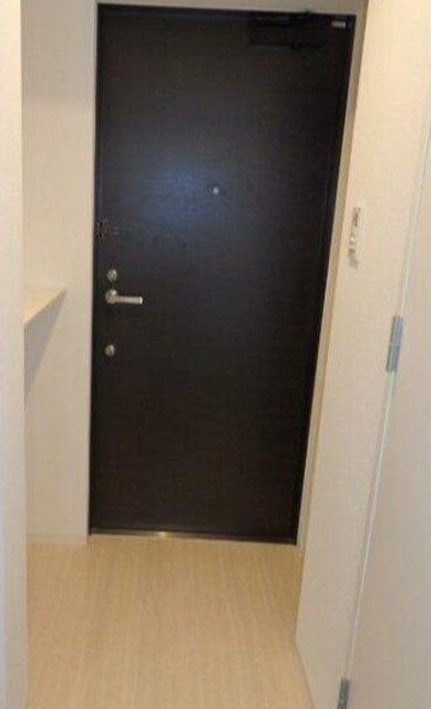 玄関　同間取り反転画像