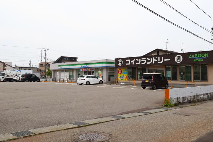 コンビニ　ファミリーマート金沢小坂町店（コンビニ）まで76m