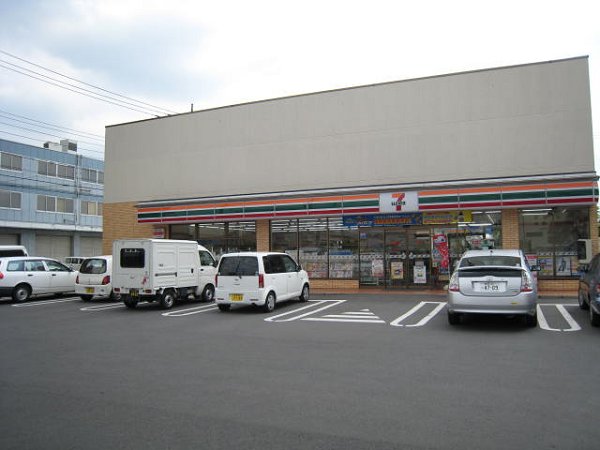 コンビニ　セブンイレブン（コンビニ）まで332m