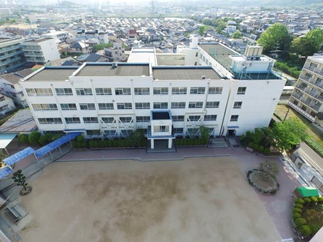 小学校　高槻市立土室小学校（小学校）まで884m