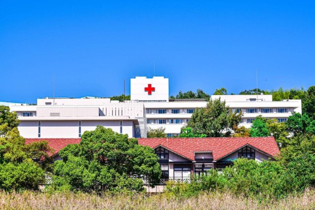 病院　日本赤十字社　高槻赤十字病院（病院）まで603m