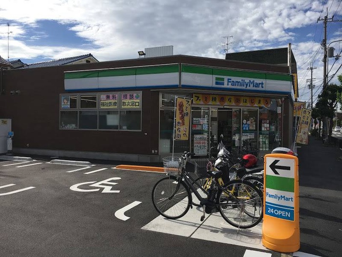 コンビニ　ファミリーマート（コンビニ）まで900m