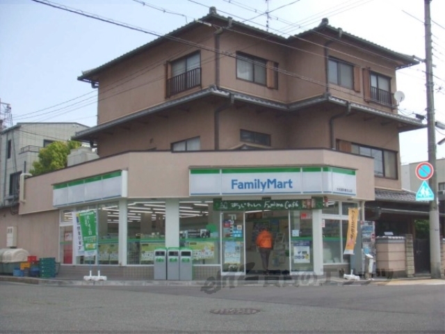 コンビニ　ファミリーマート大名屋京都北山（コンビニ）まで550m