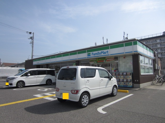 コンビニ　ファミリーマート 小浦忠岡東店（コンビニ）まで424m