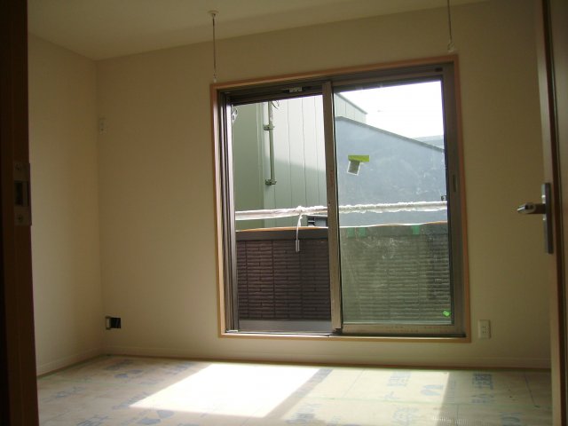 居室・リビング　落ち着いた色合いの床材を使用した居住空間です。