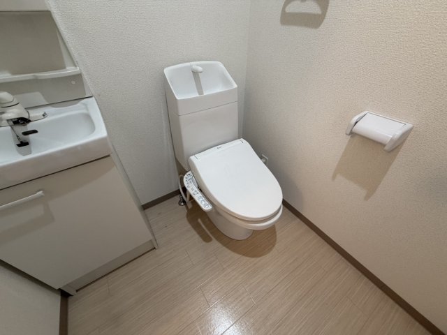 トイレ　別号室の写真です。
