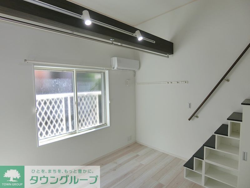 居室・リビング　白が基調の明るい室内に、梁（はり）やドアがアクセントでお洒…