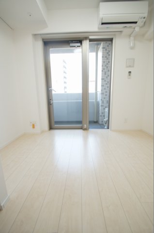 居室・リビング　明るい色の床材を使用したお部屋です
