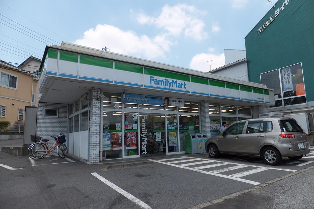 コンビニ　ファミリーマート小金原八丁目店（コンビニ）まで718m