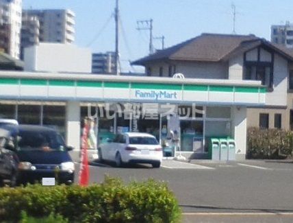 コンビニ　ファミリーマート　新田東店（コンビニ）まで557m