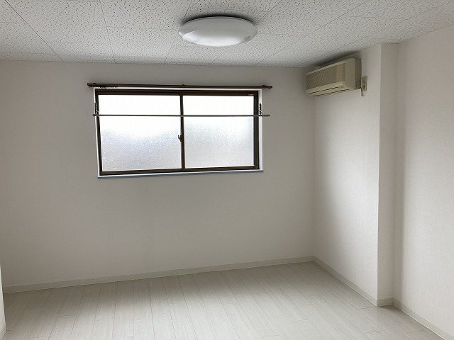 居室・リビング　同物件別部屋