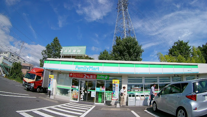 コンビニ　ファミリーマート 秦野中央店（コンビニ）まで538m