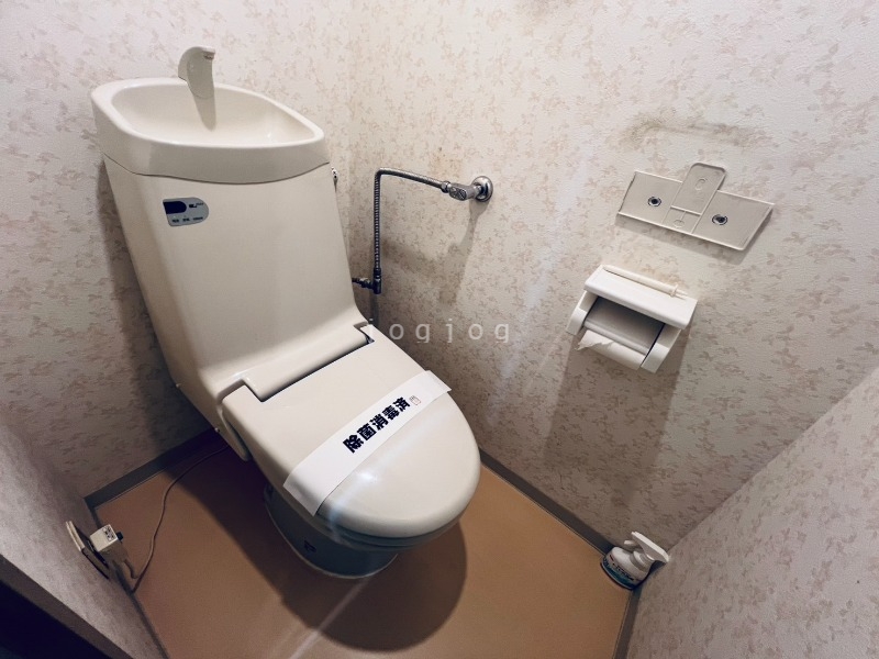 トイレ　嬉しい温水洗浄便座付きのトイレです。