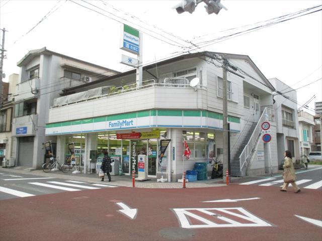 コンビニ　ファミリーマート（コンビニ）まで558m