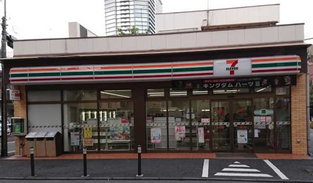 コンビニ　セブンイレブン　新宿６丁目店（コンビニ）まで107m