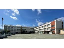 小学校　目黒区立向原小学校（小学校）まで402m