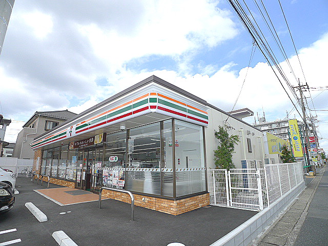 コンビニ　セブンイレブン 越谷南町1丁目店（コンビニ）まで824m