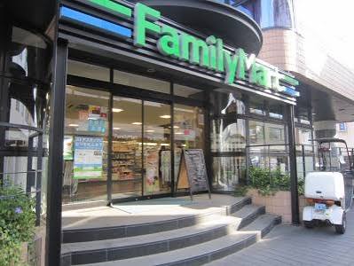 コンビニ　ファミリーマート南青山四丁目店（コンビニ）まで206m