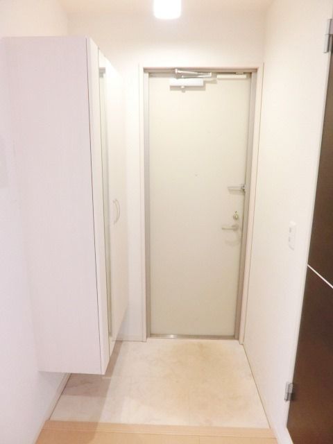 玄関　玄関にはシューズボックスがあります