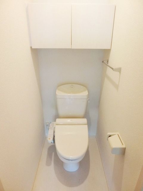 トイレ　温水洗浄便座付きのトイレです