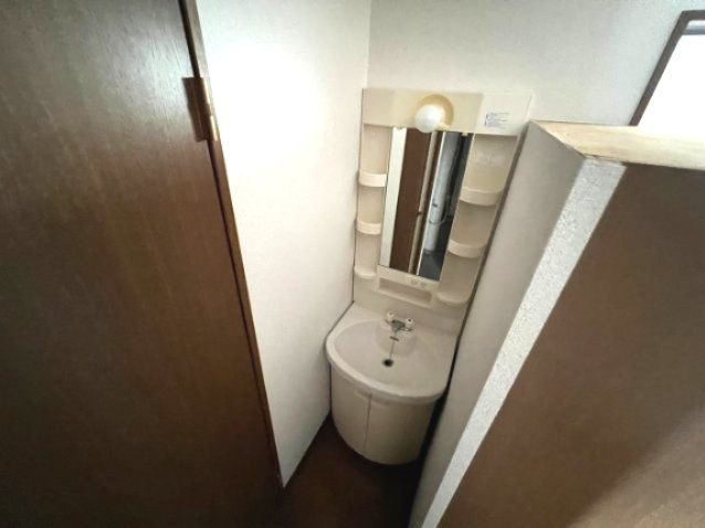 洗面設備　※室内の写真は別号室のものになります。