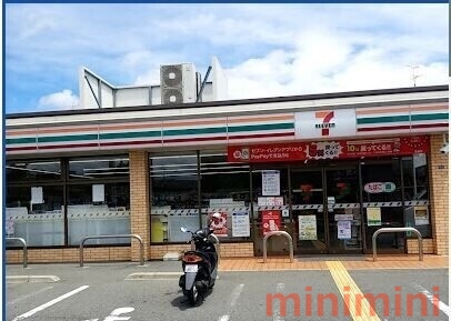 コンビニ　セブンイレブン茨木中穂積2丁目店（コンビニ）まで11m