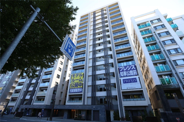 プレイス知事公館前の外観写真