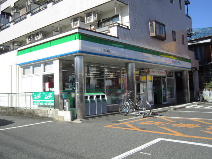 コンビニ　ファミリーマート（コンビニ）まで679m
