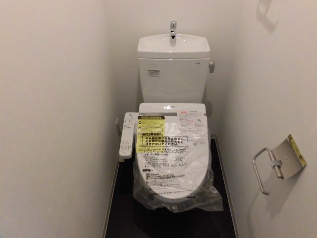 トイレ　落ち着いた色調のトイレです