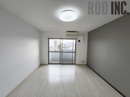 居室・リビング　写真は反転のお部屋です