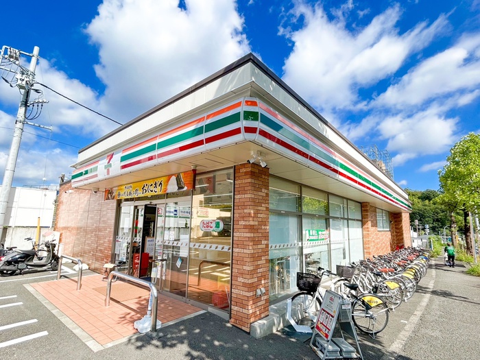 コンビニ　セブンイレブン（コンビニ）まで215m