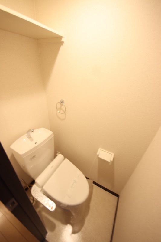 阪神本線 出屋敷駅 徒歩8分 3階建 築15年のトイレ写真