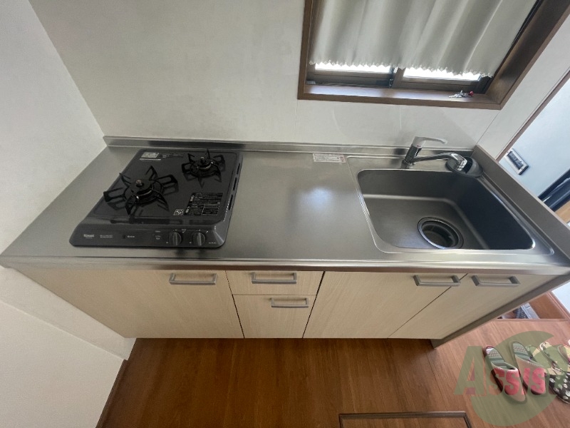 キッチン　システムキッチンになっています。調理スペースもございます。