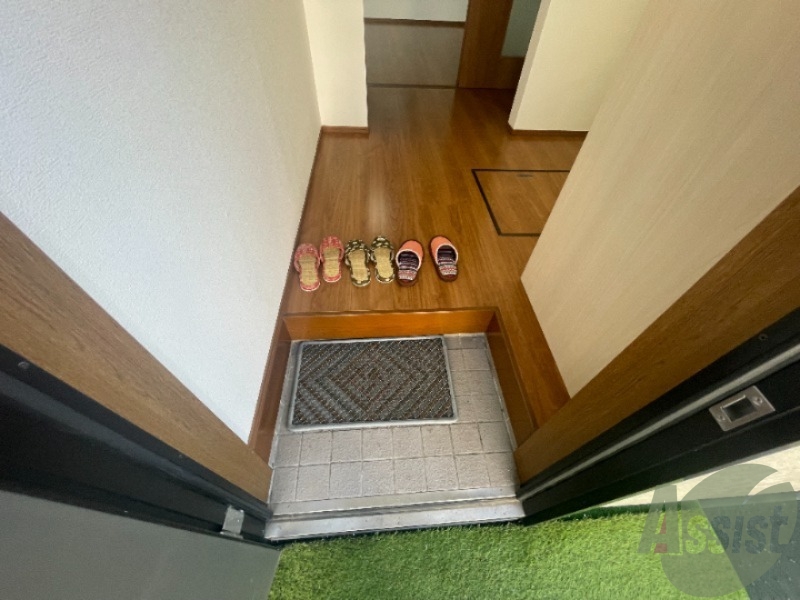 玄関　玄関には好みのシューズボックスをおいてください。