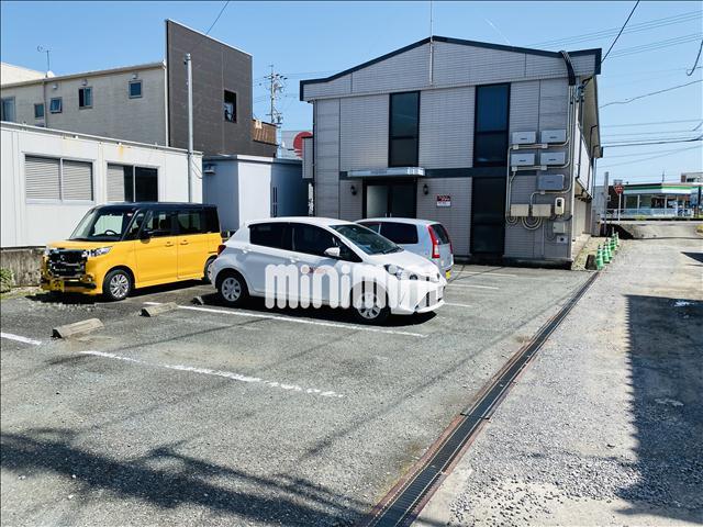 【コンフォートイナリの駐車場】