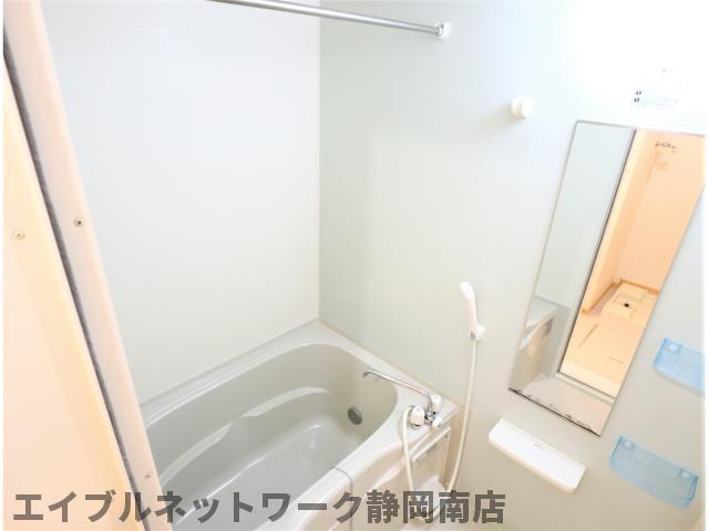 バス・シャワールーム　コンパクトで使いやすいお風呂です
