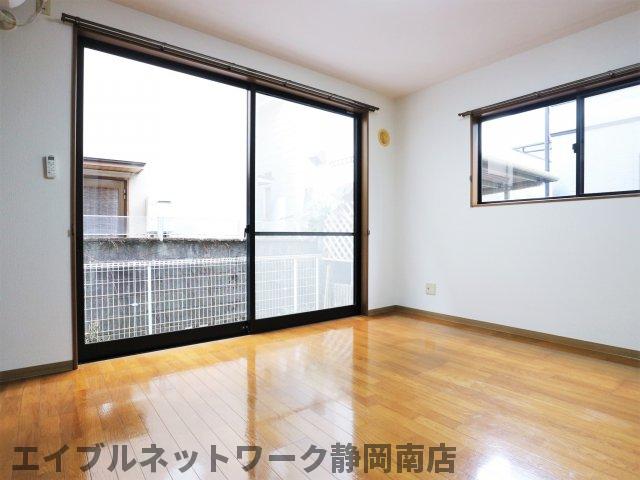 居室・リビング　こちらの居間で趣味の時間をお楽しみください