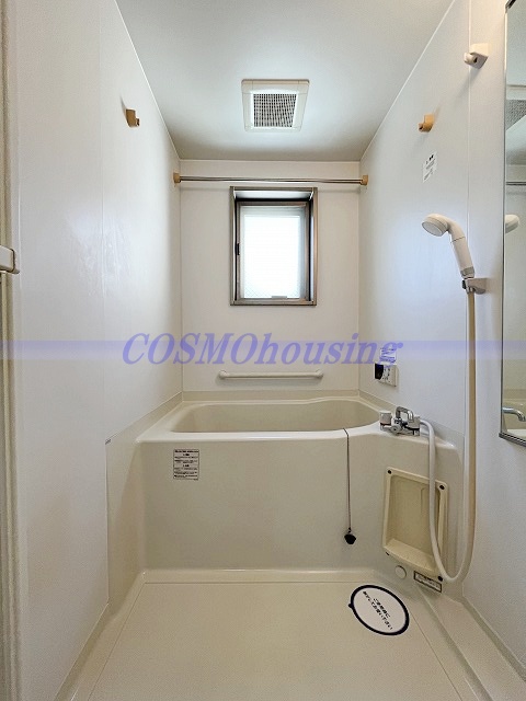 バス・シャワールーム　角部屋なので浴室にも窓があり明るいです。
