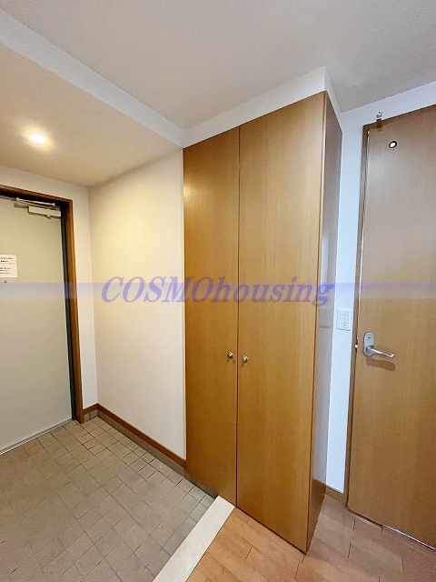 玄関　広々とした玄関。ペット用品収納等も出来るスペースあります。