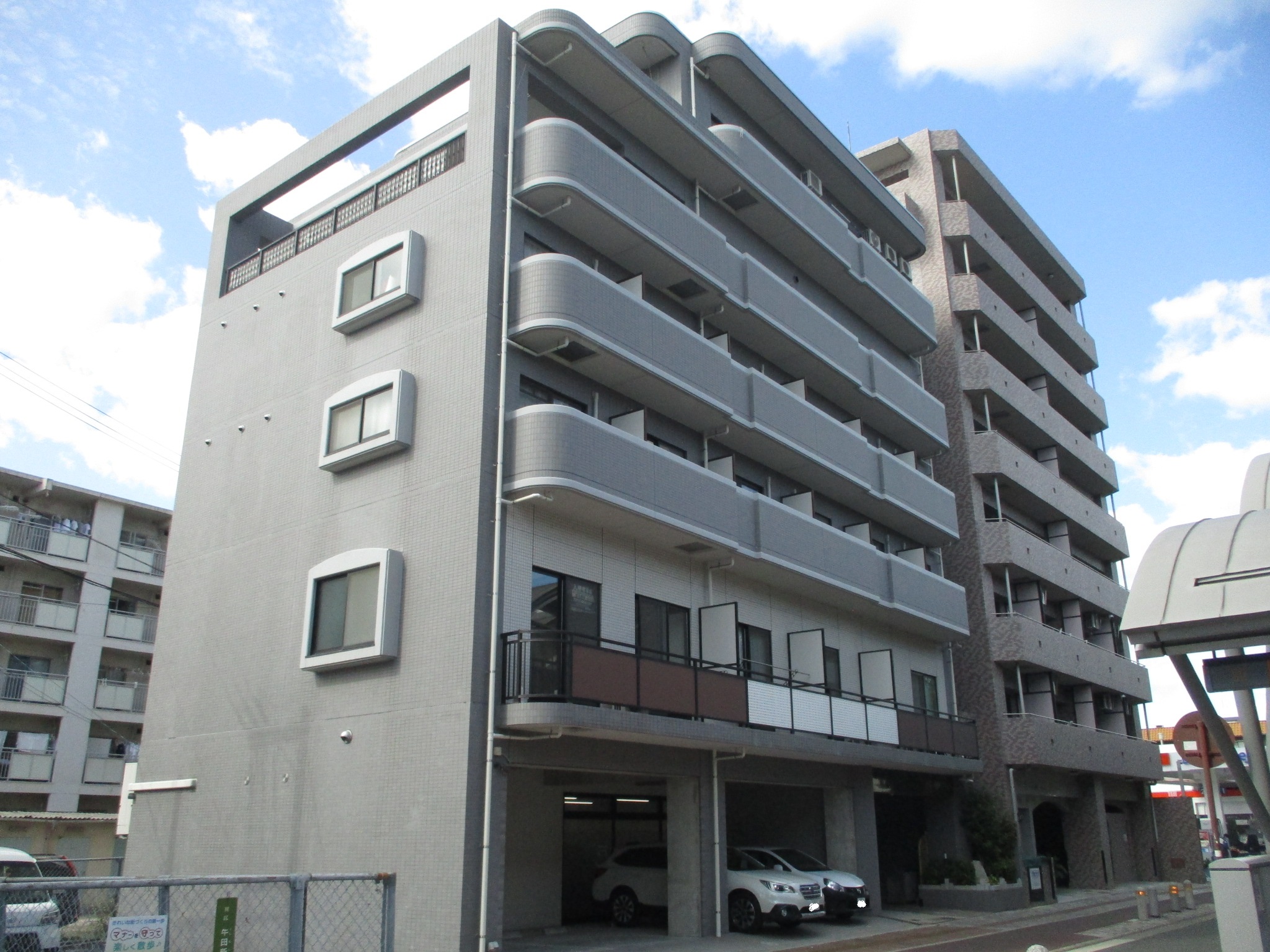 広島市東区牛田新町のマンションの建物外観