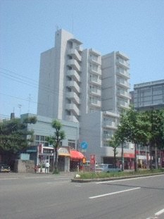 札幌市白石区東札幌三条のマンションの建物外観