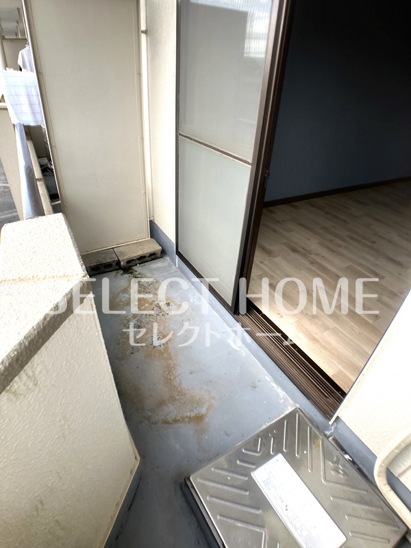 バルコニー　同型タイプ外からの目が気にならないバルコニーで洗濯物が干せま