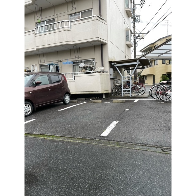 【岐阜市鏡島精華のアパートの駐車場】